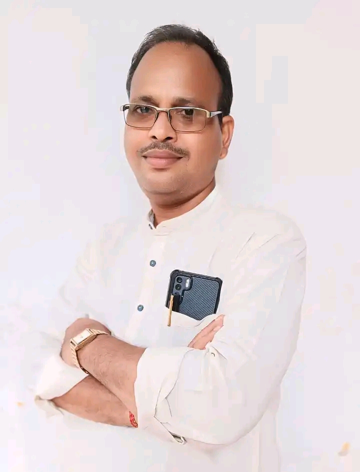 ଶାଶ୍ୱତ ସେ ଅନୁଭଵ
****************
ଅମା ଅନ୍ଧକାରେ ହଜିବା ଆଗରୁ
ପ୍ରଭୁ ତୁମେ ଦେଖାଦିଅ
ଅନ୍ଧାର ଭିତରୁ ଟାଣି ଆଣି ଦିବ୍ୟ
ଆଲୋକ ବିତରି ଯାଅ ||
ତୁମରି ପରସ ତୁମ ଶୁଭାଶିଷ
ମଥାରେ ହୁଏ ଯେ ବୋଳି
ଦୁନିଆ ଦାଣ୍ଡରେ ମୁଣ୍ଡ ଟେକି ଚାଲେ
ତୁମ ବଳେ ବଳଶାଳୀ ||
ତୁମେ ବ୍ରହ୍ମା ବିଷ୍ଣୁ ତୁମେ ମହେଶ୍ୱର
ତୁମେ ତ ଜୀବନ ଦୀପ
ଅନୁସରି ତୁମ ପାଦ ପଙ୍କଜ କୁ
ଅଜ୍ଞତା ର ହେଉ ଲୋପ ||
ଗୁଣାତୀତ ତୁମେ ରୁପାତୀତ ପ୍ରଭୁ
ପୂଜ୍ୟ ଆହେ ଗୁରୁଦେବ
ତୁମ ନାମ ସ୍ମରି ପ୍ରତିଟି ନିଃଶ୍ୱାସେ
ଜ୍ଞାନୀ ଗୁଣୀ ହୁଏ ଜୀବ ||
ତୁମଦୟାବଳେ ପଙ୍ଗୁ ଲ°ଘେଗିରି
ମୂକ ଦିଏ ପ୍ରବଚନ
ଅନ୍ଧ ଲେଖିଯାଏ ଜୀବନ ସା