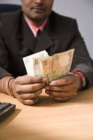 समाज में पैसों की इज्जत और इंसान की कद्र का सवाल