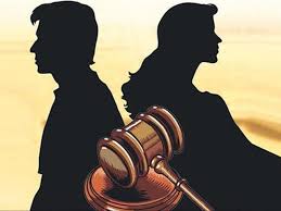 "बढ़ते तलाक के कारण: क्या स्वार्थ और पैसा रिश्तों को कमजोर कर रहे हैं?"