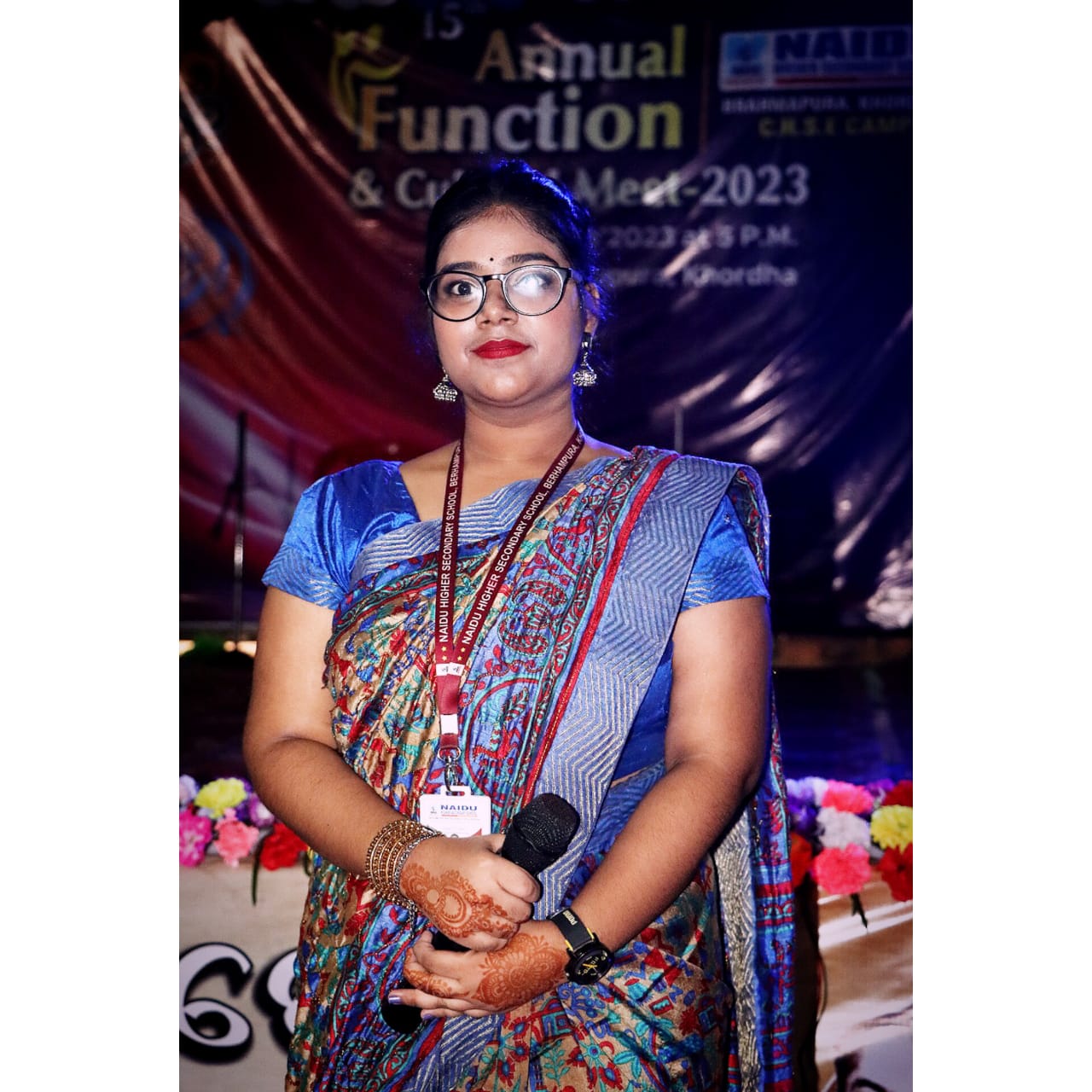 "ଶାଢ଼ୀ ଟି ଖୁବ ମାନୁଛି ତୁମକୁ.."