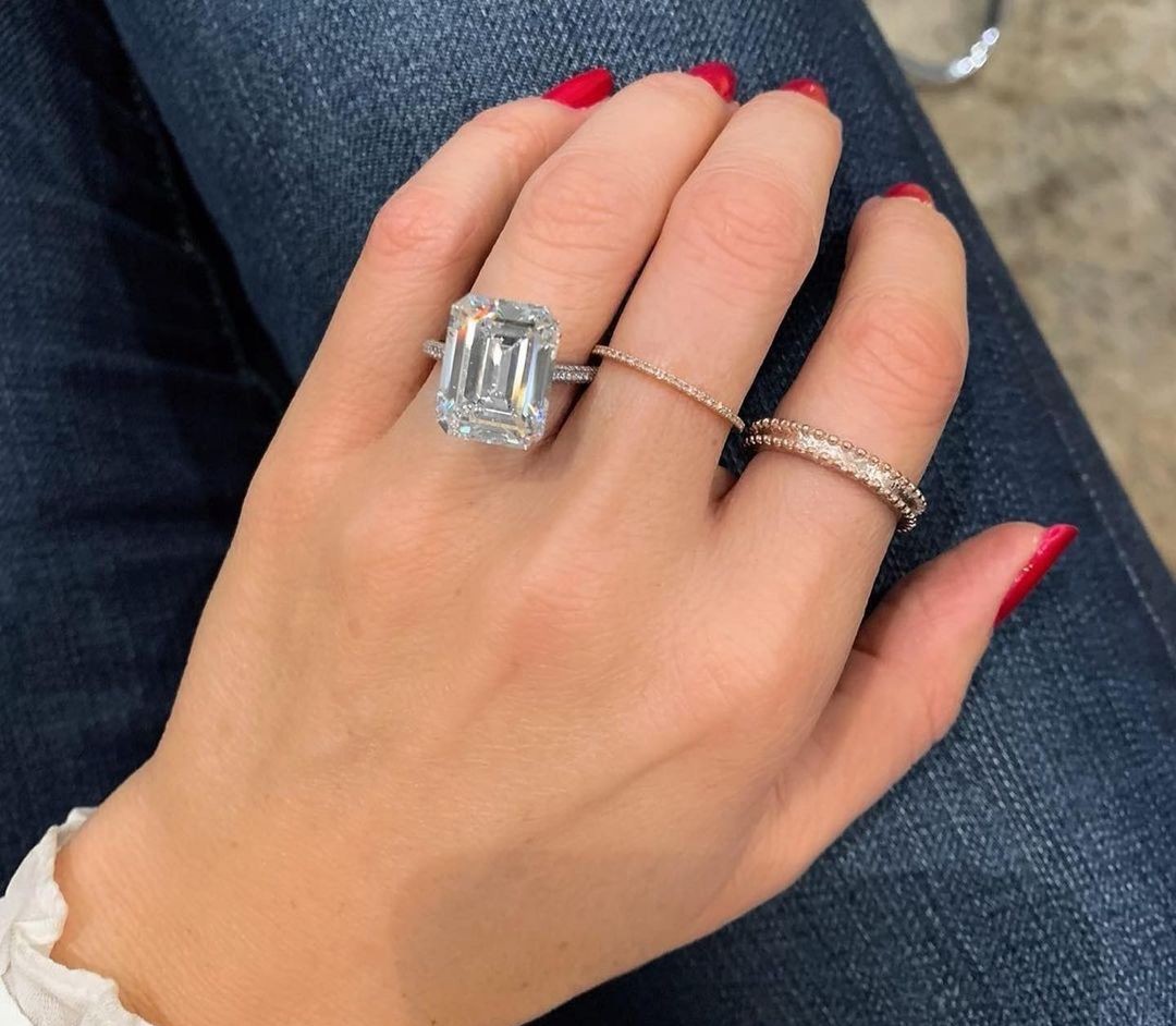 Design details that add character to emerald cut engagement rings