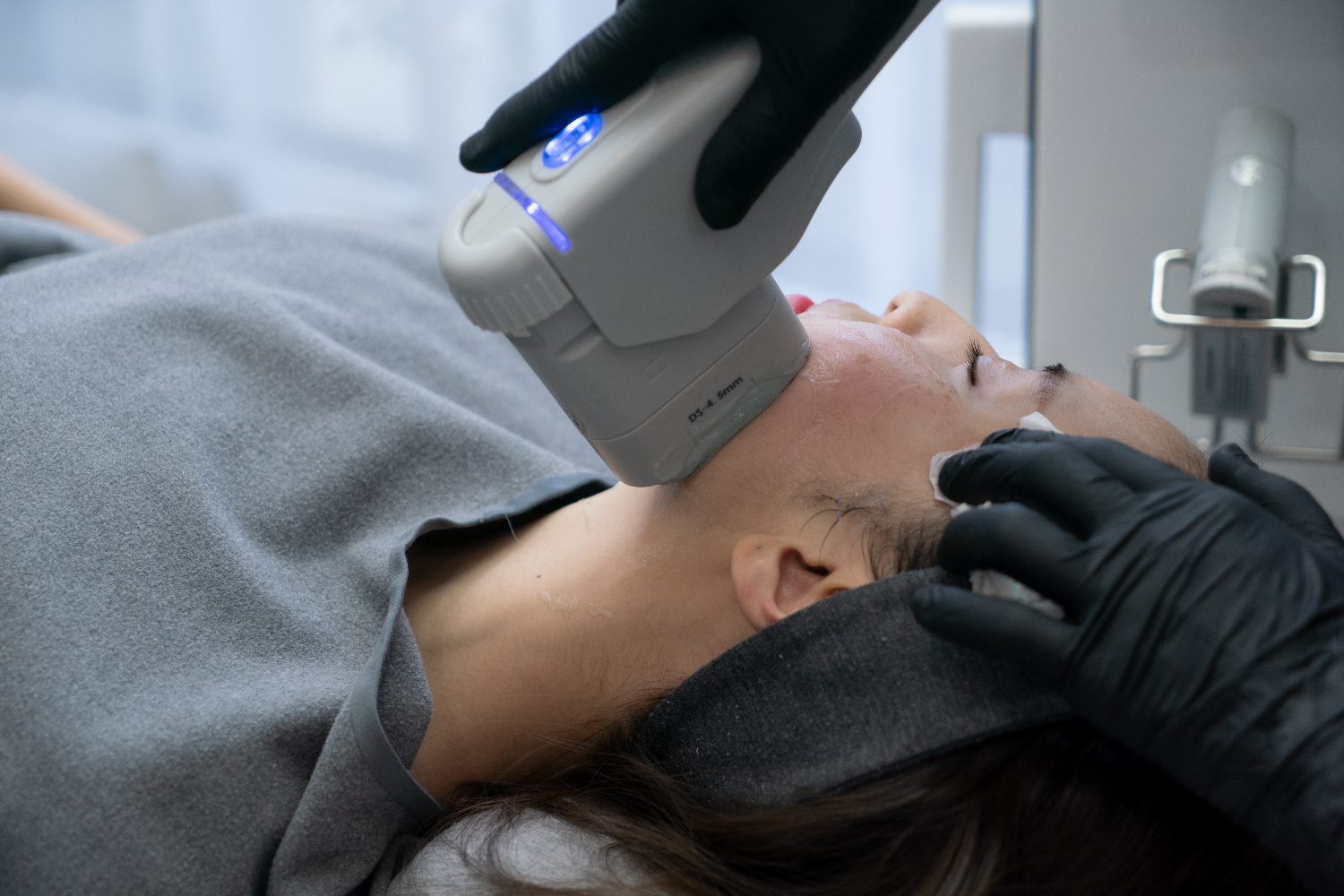 HIFU in Dubai vs. Traditional Facelift: Which Is Better for You?