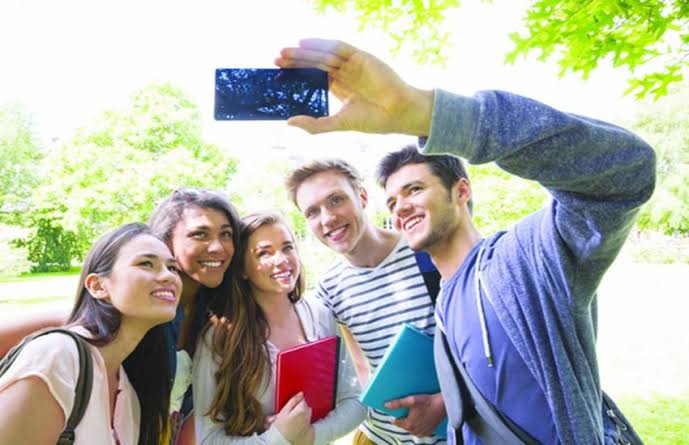युवाओं का भटकाव: 18-19 साल की उम्र में सही दिशा कैसे पाएं?