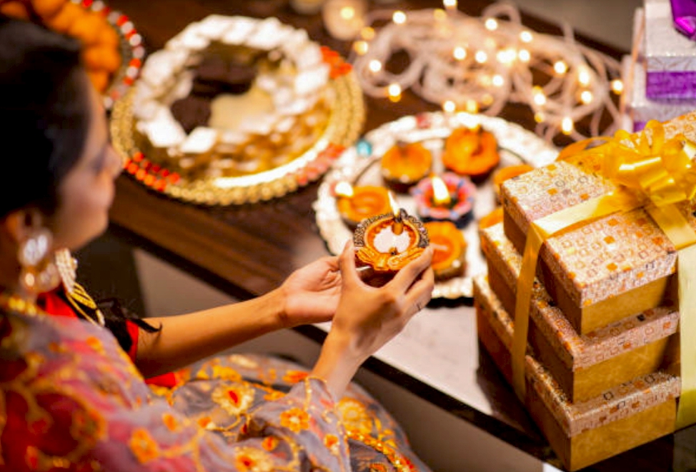  ଅନ୍ଧକାର ଉପରେ ଆଲୋକ ର ବିଜୟ 
