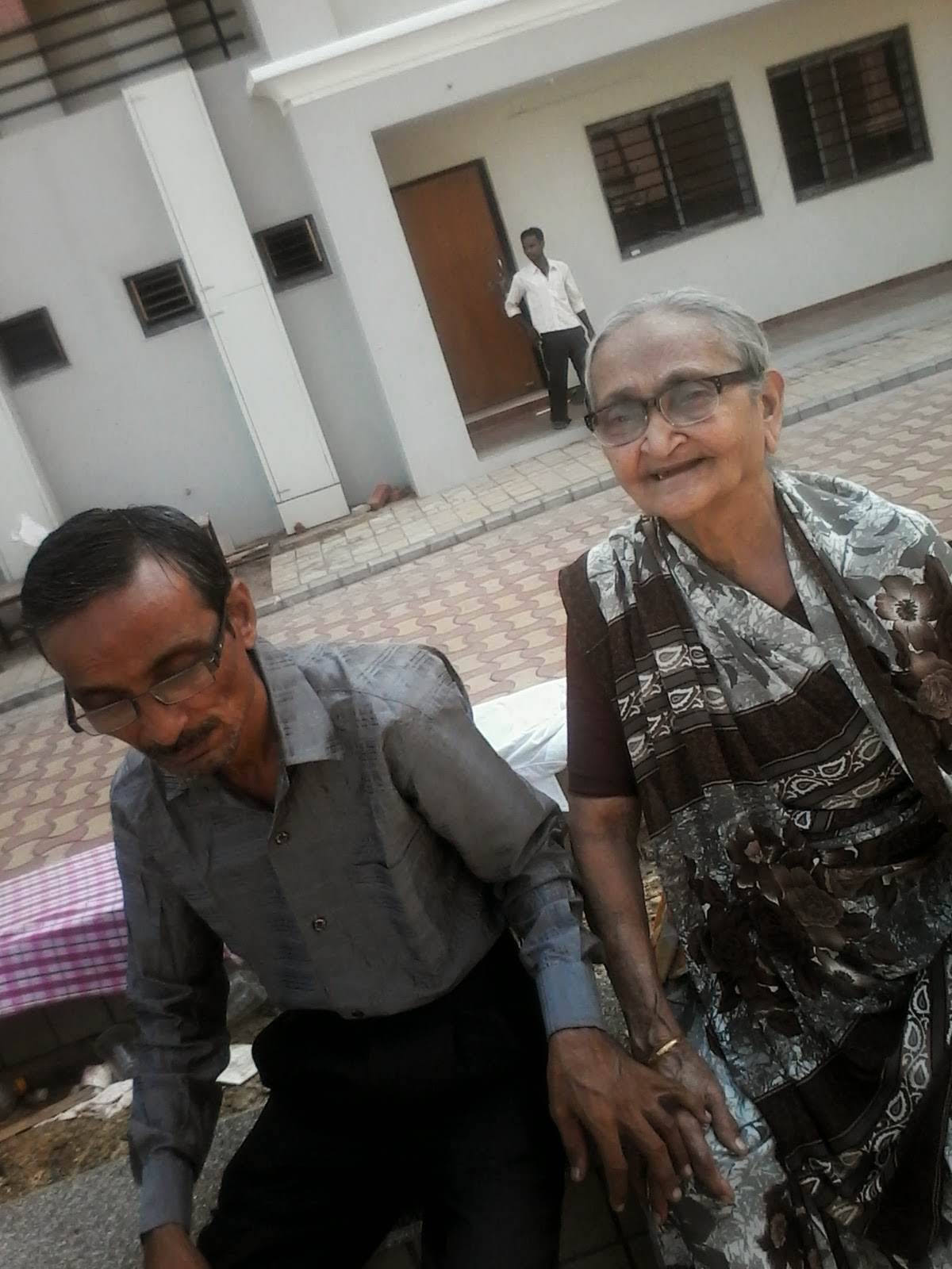 "दादी जी की हिम्मत और आत्मविश्वास: कठिनाईयों का साहसपूर्वक सामना कर 82 साल तक जीने की प्रेरक कहानी"