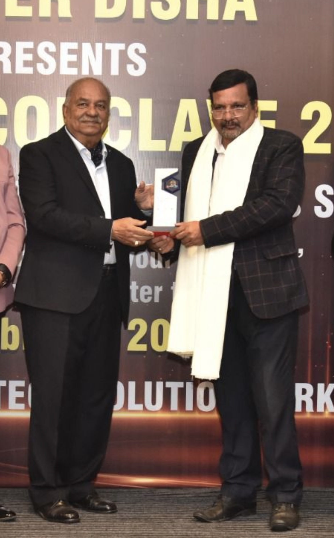 पीयूष गोयल ने दर्पण छवि में हाथ से लिखी १७ पुस्तके.