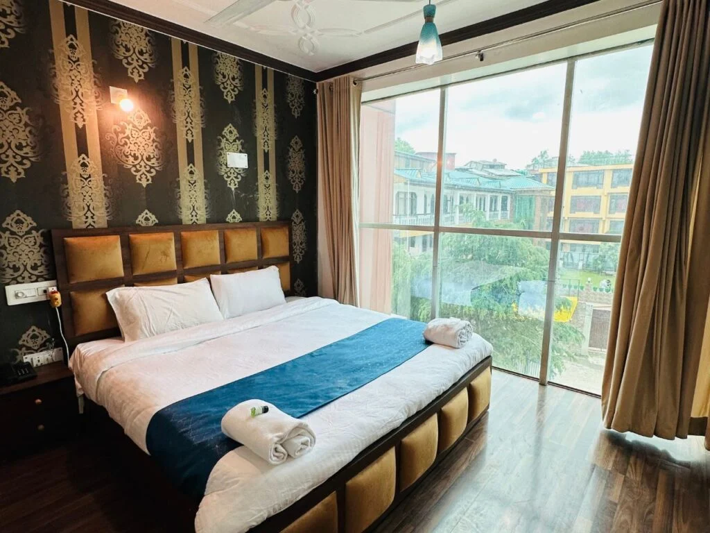 A 3 star hotel in Srinagar That Matches Monsoon Moods Perfectly