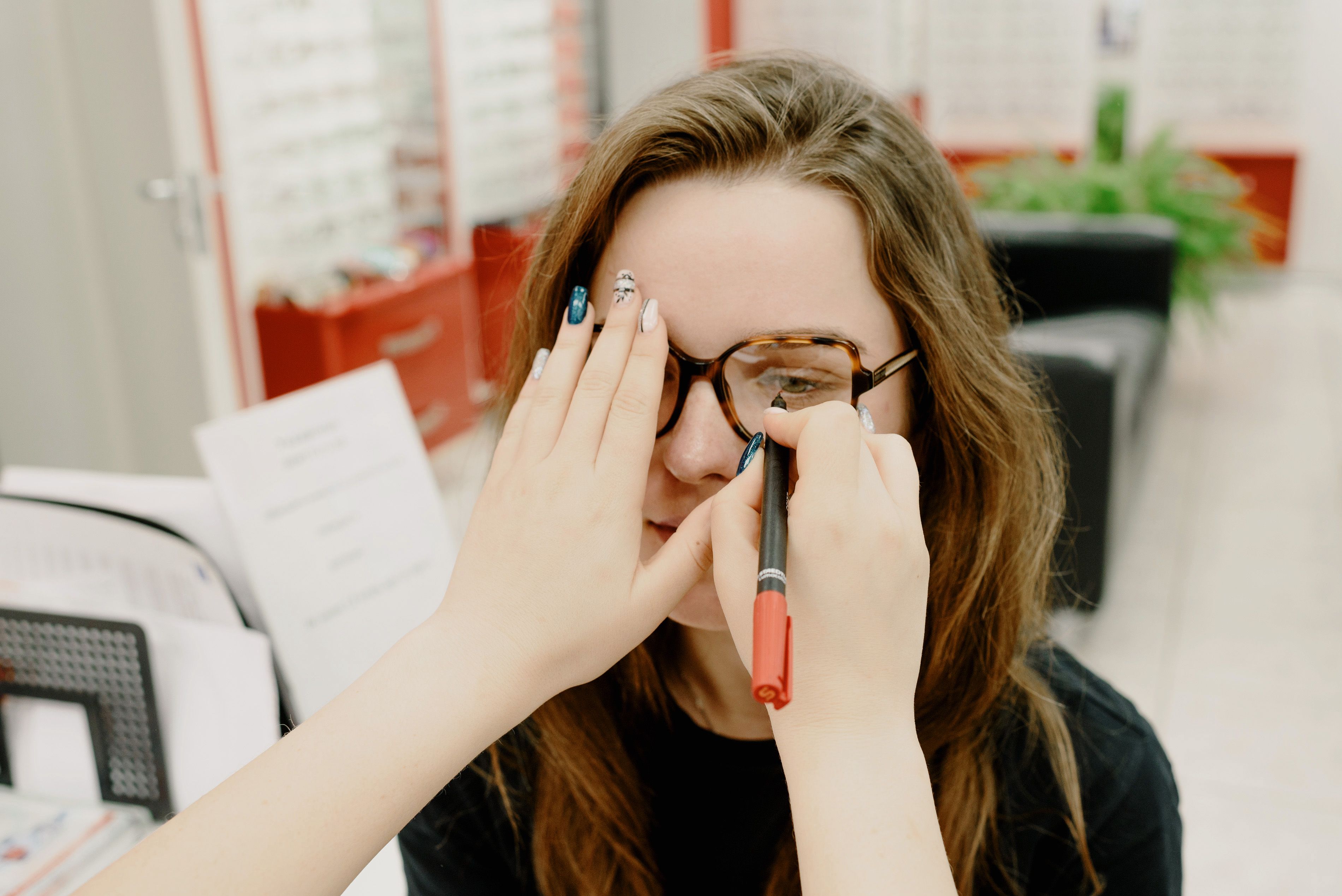 Choosing Eyewear for Changing Light, Outdoor Comfort, and Daily Vision Needs