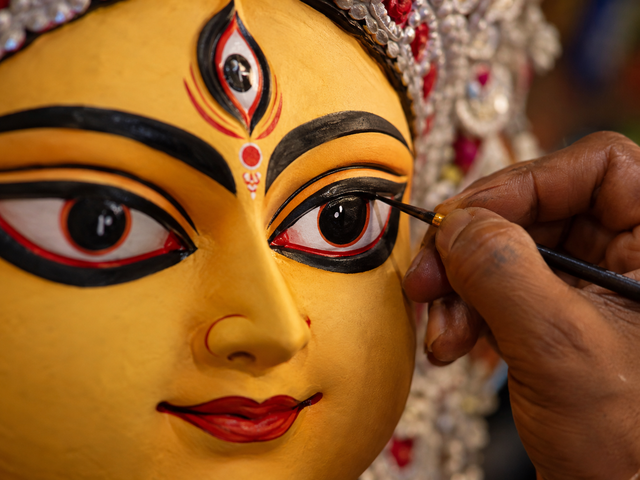 মাটির ক্যানভাসে ঐশ্বরিক রূপান্তর: মহালয়া, দেবী দুর্গার ‘চক্ষুদান’ ও শারদোৎসবের আবহ