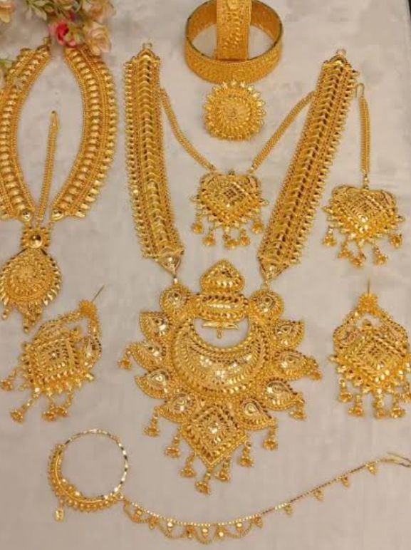 नारीणाम् अलंकारः
