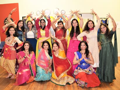 इस नवरात्रि गरबा और डांडिया के साथ स्वास्थ्य के लिए नृत्य करें