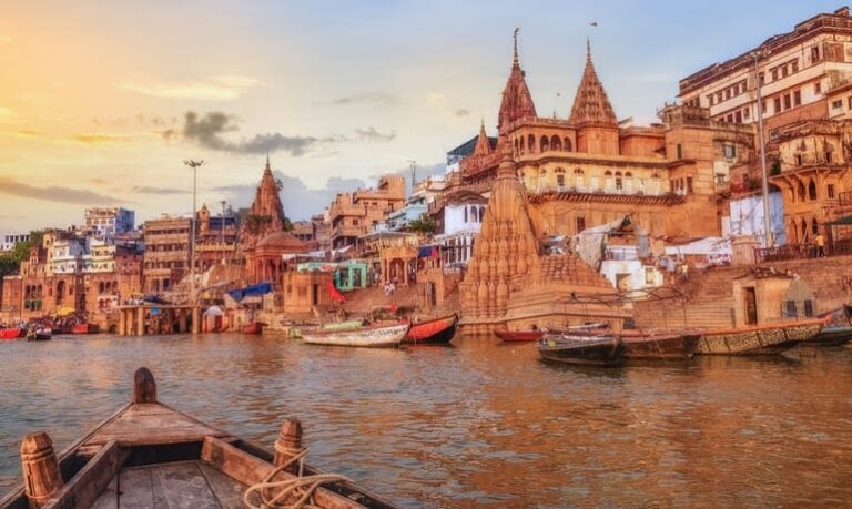 नदी मानव जीवन के लिए रीढ़ की हड्डी मानी जानी है किसानों के लिए प्राकृतिक वरदान है नदी, धार्मिक दृष्टिकोण से भी महत्वपूर्ण है नदी।