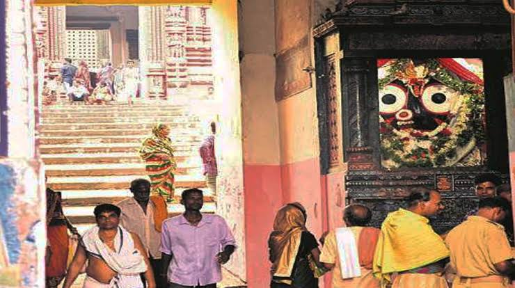 ହିନ୍ଦୁ ଧର୍ମରେ ମନ୍ଦିରରେ ପ୍ରଥମେ ପାହାଚକୁ ପ୍ରଣାମ କରନ୍ତି କାହିଁକି" 