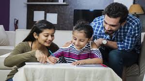 अपने बच्चों को आज़ादी दें, नियंत्रण नहीं – बेहतर रिश्ते और भविष्य के लिए